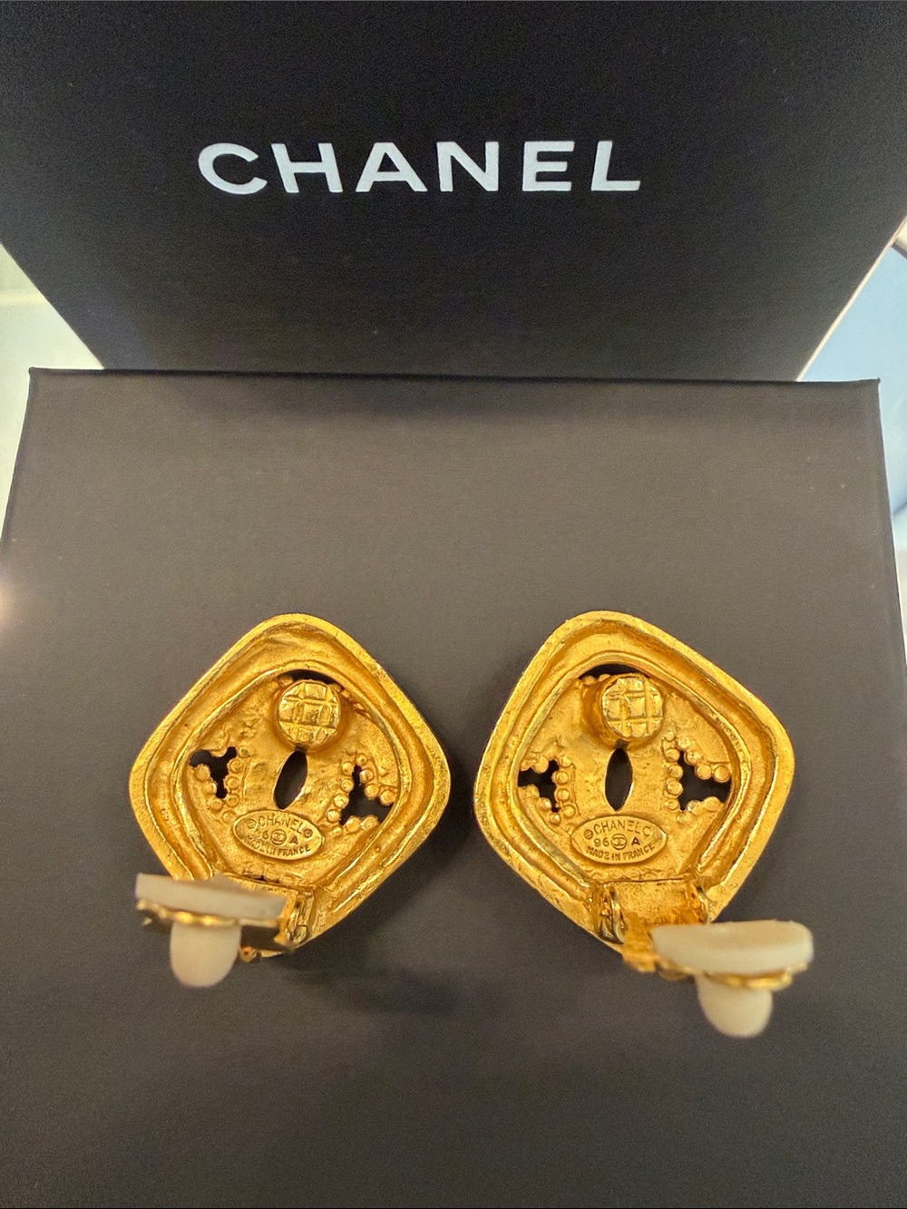 Chanel CC Logo Gold Clip-On Earrings - Picture 6 of 9